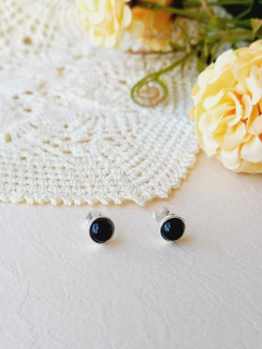 BRINCO PRATA 925 COM PEDRA NATURAL AGATHA NEGRA