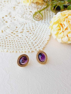 BRINCO OVAL COM PEDRA NATURAL AMETISTA