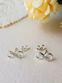 BRINCO GEOMETRICO SÍMBOLO INFINITO CRAVEJADO DE ZIRCONIAS PRATA 925