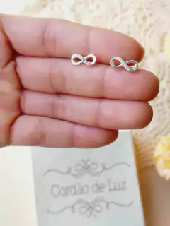 BRINCO GEOMETRICO SÍMBOLO INFINITO CRAVEJADO DE ZIRCONIAS PRATA 925 - comprar online