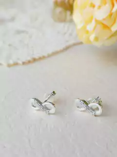 BRINCO GEOMETRICO SÍMBOLO INFINITO CRAVEJADO DE ZIRCONIAS PRATA 925 na internet