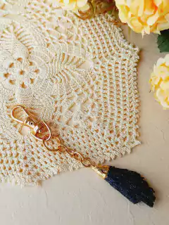 CHAVEIRO PEDRA BRUTA VASSOURA DE BRUXA - Cordão de Luz Joias Finas