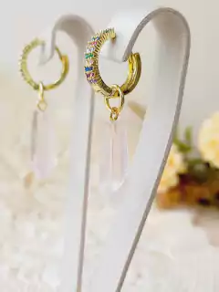 BRINCO ARGOLAS CRAVEJADAS DE ZIRCONIAS COLORIDAS COM PEDRA NATURAL QUARTZO ROSA - comprar online