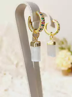 BRINCO ARGOLAS CRAVEJADAS DE ZIRCONIAS COM PEDRA NATURAL SELENITA - comprar online