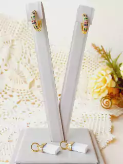 BRINCO ARGOLAS CRAVEJADAS DE ZIRCONIAS COM PEDRA NATURAL SELENITA - Cordão de Luz Joias Finas