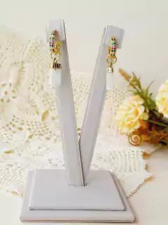 BRINCO ARGOLAS CRAVEJADAS DE ZIRCONIAS COM PEDRA NATURAL SELENITA