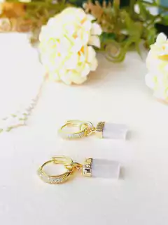 BRINCO ARGOLAS CRAVEJADAS DE ZIRCONIAS COM PEDRA NATURAL SELENITA - comprar online