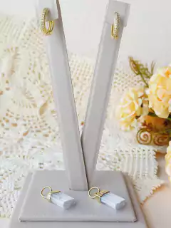 BRINCO ARGOLAS CRAVEJADAS DE ZIRCONIAS COM PEDRA NATURAL SELENITA - Cordão de Luz Joias Finas