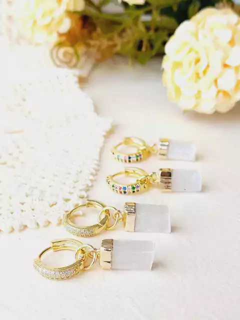 BRINCO ARGOLAS CRAVEJADAS DE ZIRCONIAS COM PEDRA NATURAL SELENITA