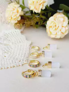 Imagem do BRINCO ARGOLAS CRAVEJADAS DE ZIRCONIAS COM PEDRA NATURAL SELENITA