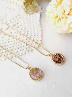 COLAR MENINA COM PEDRA NATURAL EM FORMATO REDONDO