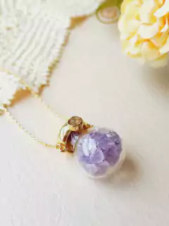 COLAR CAPSULA EM VIDRO COM MINI CASCALHOS DE CRISTAIS NATURAIS