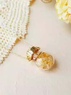 COLAR CAPSULA EM VIDRO COM MINI CASCALHOS DE CRISTAIS NATURAIS