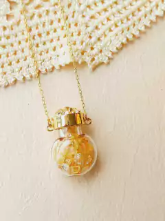 COLAR CAPSULA EM VIDRO COM MINI CASCALHOS DE CRISTAIS NATURAIS - comprar online