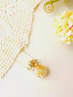 Imagem do COLAR CAPSULA EM VIDRO COM MINI CASCALHOS DE CRISTAIS NATURAIS