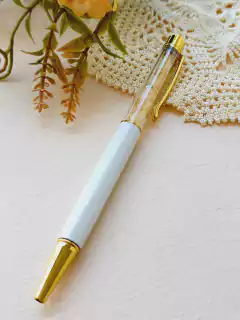 CANETA ESFEROGRAFICA DOURADA BASE BRANCA COM PEDRA NATURAL - Cordão de Luz Joias Finas