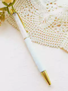 CANETA ESFEROGRAFICA DOURADA BASE BRANCA COM PEDRA NATURAL - Cordão de Luz Joias Finas