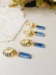 BRINCO ARGOLAS CRAVEJADAS DE ZIRCONIAS COM PEDRA NATURAL CIANITA AZUL - comprar online