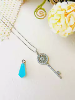 COLAR PINGENTE MÉDIO DUPLO CHAVE COM PEDRA NATURAL