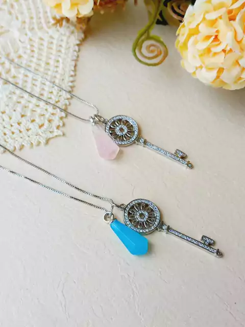 COLAR PINGENTE MÉDIO DUPLO CHAVE COM PEDRA NATURAL