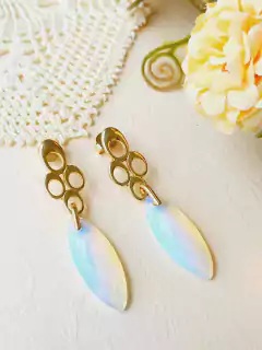 BRINCO TRABALHADO EM ARABESCO COM PEDRA OPALINA FACETADA na internet