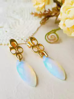 BRINCO TRABALHADO EM ARABESCO COM PEDRA OPALINA FACETADA - Cordão de Luz Joias Finas