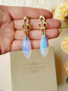 BRINCO TRABALHADO EM ARABESCO COM PEDRA OPALINA FACETADA - comprar online