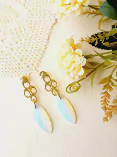 BRINCO TRABALHADO EM ARABESCO COM PEDRA OPALINA FACETADA