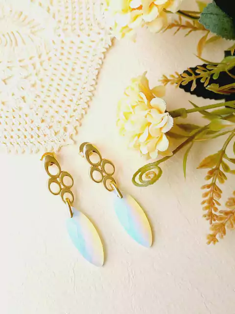 BRINCO TRABALHADO EM ARABESCO COM PEDRA OPALINA FACETADA