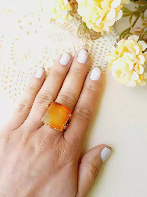 ANEL QUADRADO COM PEDRA NATURAL AGATHA VERMELHA