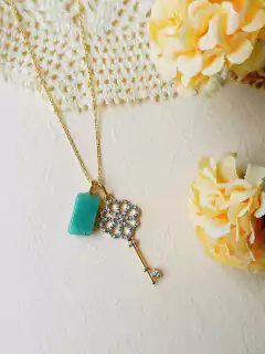 COLAR PINGENTE PEQUENO DUPLO CHAVE COM PEDRA NATURAL - loja online