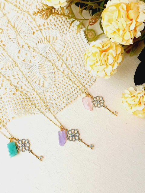 COLAR PINGENTE PEQUENO DUPLO CHAVE COM PEDRA NATURAL