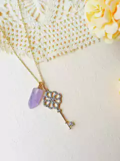 COLAR PINGENTE PEQUENO DUPLO CHAVE COM PEDRA NATURAL