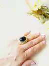 ANEL VOLUMOSO OVAL CRAVEJADO DE MINI ZIRCONIAS COM PEDRA NATURAL AGATHA NEGRA