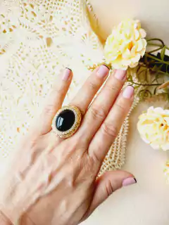 ANEL VOLUMOSO OVAL CRAVEJADO DE MINI ZIRCONIAS COM PEDRA NATURAL AGATHA NEGRA - loja online