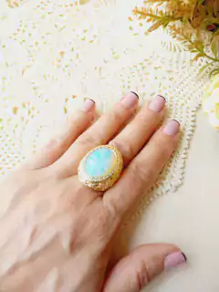 ANEL VOLUMOSO OVAL CRAVEJADO DE MINI ZIRCONIAS PEDRA OPALINA