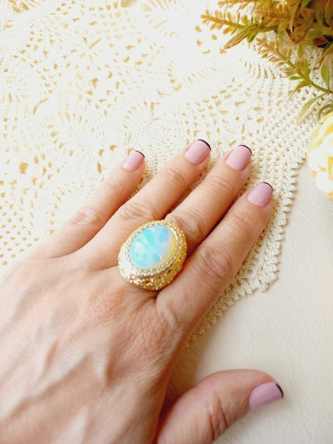 ANEL VOLUMOSO OVAL CRAVEJADO DE MINI ZIRCONIAS PEDRA OPALINA