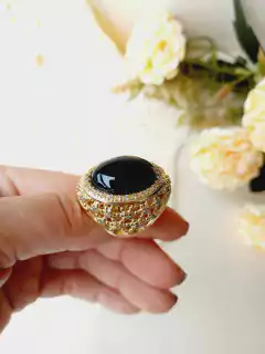 ANEL VOLUMOSO OVAL CRAVEJADO DE MINI ZIRCONIAS COM PEDRA NATURAL AGATHA NEGRA na internet