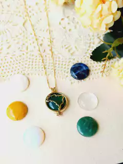 COLAR RELICÁRIO CÁPSULA MAPA DO BRASIL COM 7 PEDRAS NATURAIS - Cordão de Luz Joias Finas