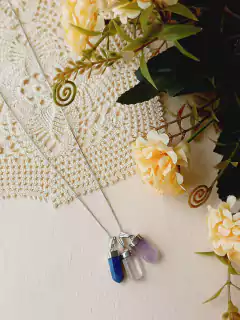 COLAR TRIO PRISMA DE CRISTAIS SODALITA CRISTAL DE ROCHA E AMETISTA