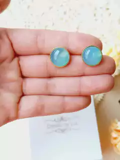 BRINCO REDONDO MÉDIO COM PEDRA NATURAL AGATHA AZUL CEU - comprar online