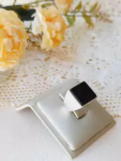 ANEL QUADRADO EM PRATA 925 COM A PEDRA NATURAL ONIX na internet