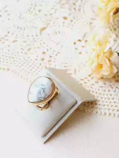 ANEL GOTA AJUSTÁVEL COM PEDRA NATURAL HOWLITA BRANCA - comprar online