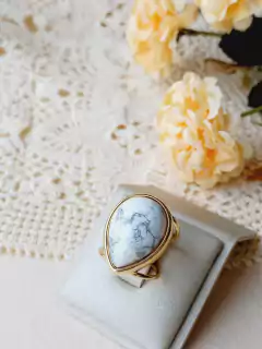 ANEL GOTA AJUSTÁVEL COM PEDRA NATURAL HOWLITA BRANCA na internet