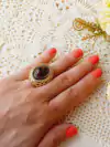 ANEL VOLUMOSO OVAL CRAVEJADO DE MINI ZIRCONIAS COM PEDRA NATURAL OBSIDAIANA FUME