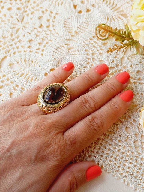 ANEL VOLUMOSO OVAL CRAVEJADO DE MINI ZIRCONIAS COM PEDRA NATURAL OBSIDAIANA FUME