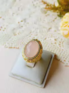 ANEL VOLUMOSO OVAL CRAVEJADO DE MINI ZIRCONIAS COM PEDRA NATURAL QUARTZO ROSA - Cordão de Luz Joias Finas