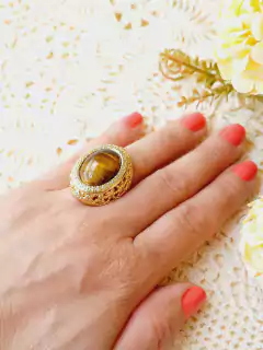 ANEL VOLUMOSO OVAL CRAVEJADO DE MINI ZIRCONIAS COM PEDRA NATURAL OLHO DE TIGRE - loja online