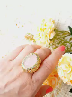 ANEL VOLUMOSO OVAL CRAVEJADO DE MINI ZIRCONIAS COM PEDRA NATURAL QUARTZO ROSA