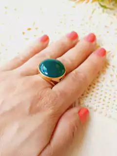 ANEL VOLUMOSO REDONDO COM PEDRA NATURAL AGATHA VERDE - Cordão de Luz Joias Finas